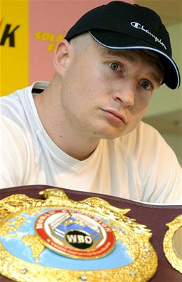 eský boxer Luká Konený vystoupil v Praze na tiskové konferenci k zápasu o titul mistra svta WBO a podanému oficiálnímu protestu. 