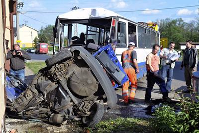 Pi nehod autobusu se zranilo 33 lidí.