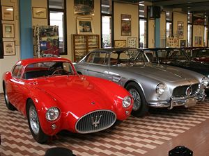 Maserati A6GCS (erven vz vlevo dole) z roku 1954 s karoseri od Pinin Fariny m stejn designrsk prvky jako nejnovj kup GranTurismo.