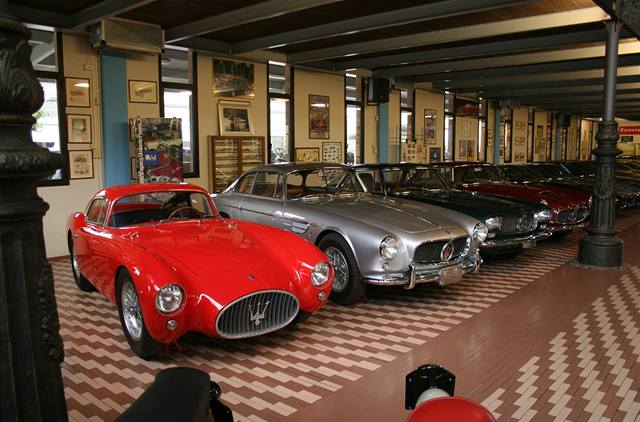 Maserati A6GCS (ervený vz vlevo dole) z roku 1954 s karoserií od Pinin Fariny má stejné designérské prvky jako nejnovjí kupé GranTurismo.