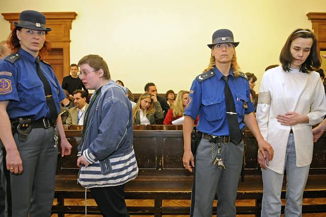 Kateina Mauerová a Barbora krlová v soudní síni.