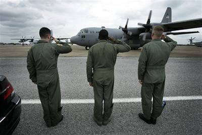 Barma pustila první letadlo USA s pomocí