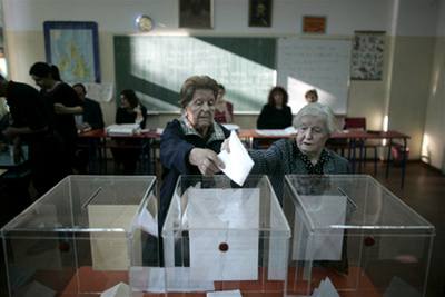 Volební místnosti byly oteveny v 7:00 SEL