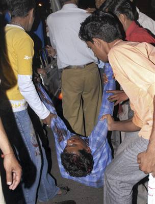 Lidé odnašejí zraněného po výbuchu v indickém Džajpúru