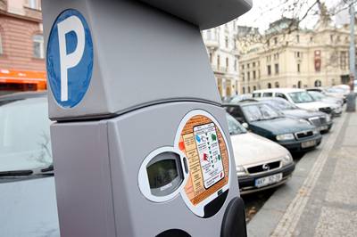 Zaplatit parkovné v zónách placeného stání bude letos o poznání jednoduí ne díve