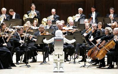 Robot ASIMO diriguje orchestr.