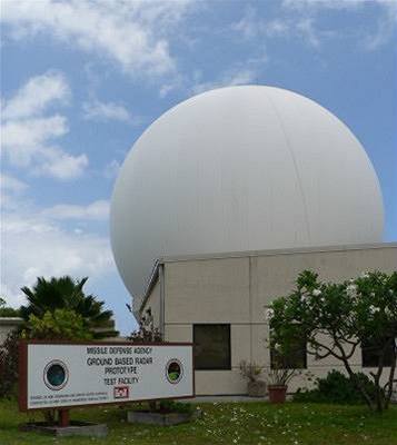 Radar USA na Marshallových ostrovech. Podobný by mohl stát i v Brdech. Poslanci smlouvy projednají ji tuto stedu.
