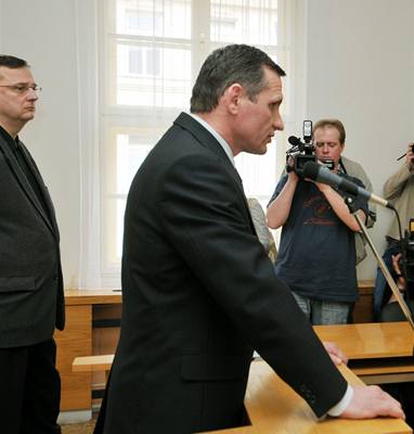 Jií unek odmítl u Okresního soudu v Perov vypovídat.