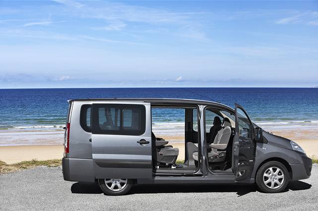 Praktinost nade ve. Peugeot Expert v osobní verzi je k dispozici s dvojicí délek karoserie. Dokáe být ímkoli mezi pohodlnou lonicí pro dva a mikrobusem pro devt osob.