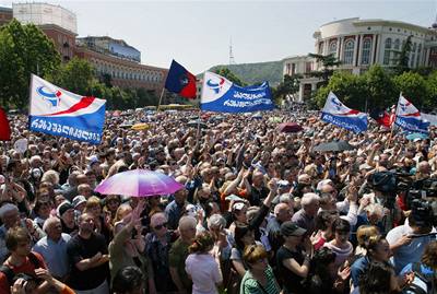 Desetitisíce Gruzínc protestují proti prezidentu Saakavilimu.