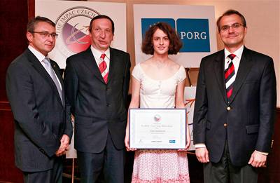 Vítězka soutěže Marie Šmilauerová při slavnostním udělování cen IMPAC Czech Young Writers Award, druhého ročníku literární sutěže pro mladé autory v anglickém jazyce