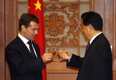 Strategití partnei. Dmitrij Medvedv (vlevo) a jeho ínský protjek Chu in-tchao po uvítacím ceremoniálu v Pekingu.