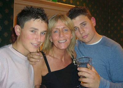 Zavradný herec Rob Knox (vpravo) se svoji matkou a sedmnáctiletým bratrem Jamiem.