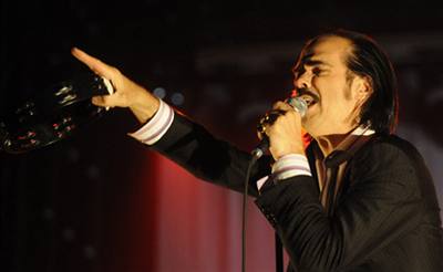 Zpvák Nick Cave bhem sobotního koncertu v Praze