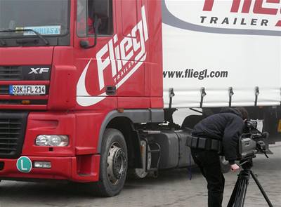 25 metr dlouhý a 4 metry vysoký kamion od nmecké firmy Fliegl uveze a 70 tun nákladu.