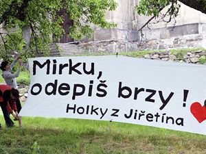 Obyvatel Hornho Jietna na Mostecku pivtali plakty namenmi proti tb uhl premira Topolnka a dal leny vldy.