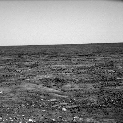 ernobílý snímek povrchu Marsu, který poídila sonda Phoenix jedenáctý den po pistání na rudé planet.