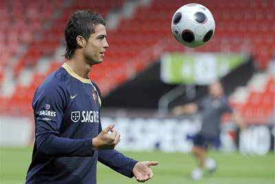 Cristiano Ronaldo pi tréninku na stadiónu v Neuchatelu