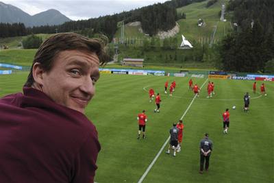 Vladimír micer sleduje trénink eské reprezentace v Seefeldu.