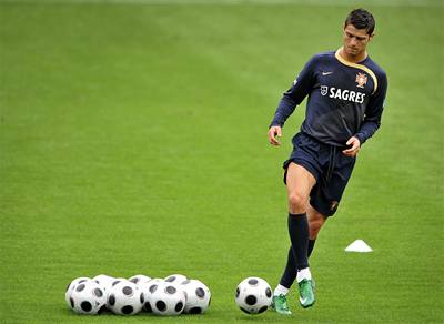 Cristiano Ronaldo pi tréninku v djiti mistrovství Evropy.