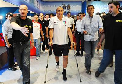 Zraněný italský obránce Cannavaro se belhá na tiskovou konferenci.