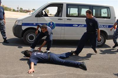 Palestintí policisté nacviují zadrení podezelého. Izraeli se výcvik mu zákona píli nezamlouvá.