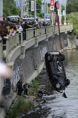 Záchranái vytahují z Vltavy auto, ve kterém utonul padesátiletý idi. Píiny nehody jsou nejasné