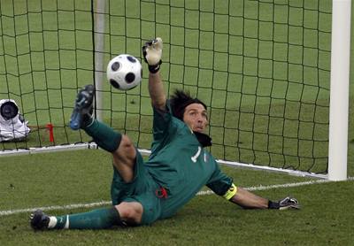 Italský branká Buffon chytá penaltu Rumunovi Muutuovi.