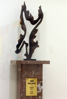 Bronzová socha symbolizující Jana Palacha od Andáse Becka.