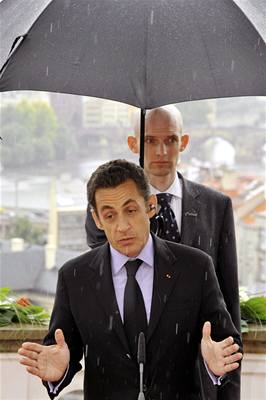 Francouzský prezident Nicolas Sarkozy ped Kramáovou vilou bhem summitu pedsed vlád visegrádské skupiny