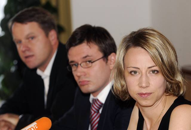 Kateina Jacques (vpravo), uprosted ministr kolství, mládee a tlovýchovy Ondej Lika, vlevo pedseda Strany zelených Martin Bursík.