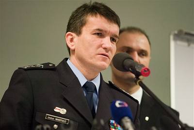 Ministr vnitra Ivan Langer (v pozadí na snímku), policejního prezidenta Oldřicha Martinů .