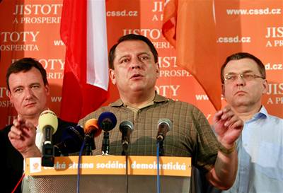 SSD svolala tiskovou konferenci, na které se lídi strany vyjádili k neekanému odchodu poslance SSD Petra Wolfa z poslaneckého klubu a strany. Na snímku hovoí pedseda Jií Paroubek, vlevo David Rath a vpravo Lubomír Zaorálek 