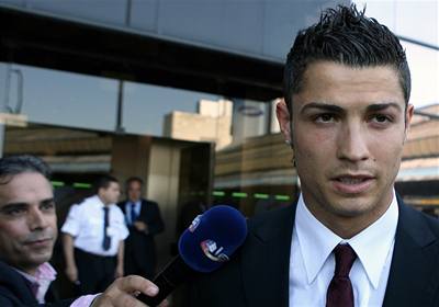 Cristiano Ronaldo obklopený novinái na lisabonském letiti po píletu z Eura