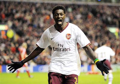 Emmanuel Adebayor oslavuje gól ve čtvrtfinále Ligy mistrů proti Liverpoolu