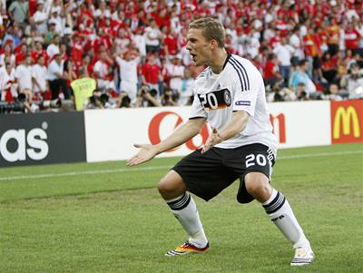 Podolski slaví gól, na který přihrál Schweinsteigerovi. 