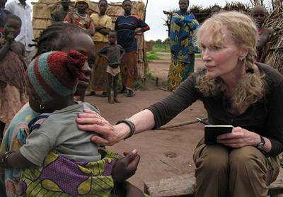 Hereka Mia Farrowová utuje v táboe pro uprchlíky estadvacetiletou enu ze Stedoafrické republiky, kterou unesli bandité a po ti týdny ji znásilovali. 