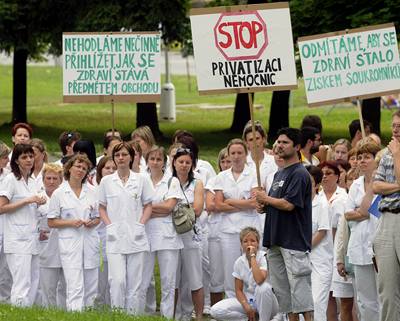 Lékai a zdravotnický personál ostravské fakultní nemocnice podpoili stávku proti vládním reformám. 