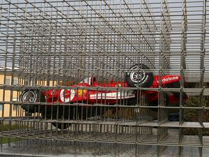 Auto-art. Skulptura u centra Ferrari Clasiche.