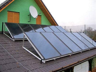 S nízkoenergetickým bydlením je spojeno aktivní vyuívání slunení energie pomocí solárních kolektor nebo fotovoltaických panel na ohev pitné vody a podporu vytápní.