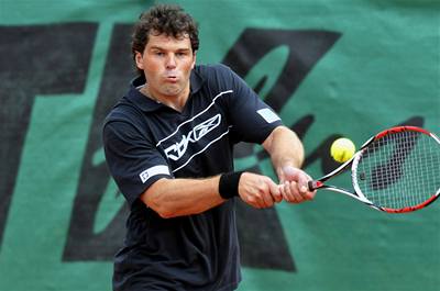 Jaromír Jágr předvádí excelentní hru i na tenisovém kurtu.