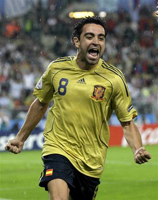 Xavi Hernandez oslavuje svj semifinálový gól proti Rusku.