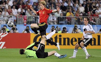Fernando Torres pehazuje  Jense Lehmanna a otevírá skóre ve finále Eura.