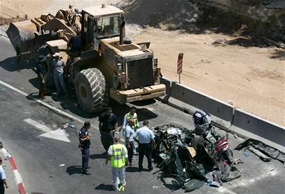 Policisté prohlíejí zniený automobil, který zlikvidoval Palestinec s buldozerem.