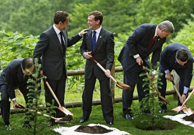 Zleva japonský premiér Yasuo Fukuda, francouzský prezident Nicolas Sarkozy, ruský prezident Dmitry Medvedev, kanadský premiér Stephen Harper a pedseda Evropské komise José Barroso