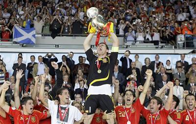 Iker Casillas jako první zvedá nad hlavu trofej pro Mistry Evropy