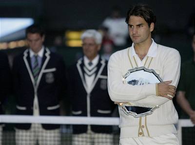 Roger Federer smutn pihlíí korunovaci nového krále Wimbledonu, Rafaela Nadala.