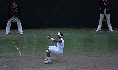 Rafael Nadal padá radostí na zem, poté co Roger Federer zkazil svůj forhend a umožnil Nadalovi zisk prvního titulu ve Wimbledonu.