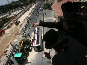 Ortodoxn id shlej na msto, kde palestinec s buldozerem niil lidsk ivoty a majetek.