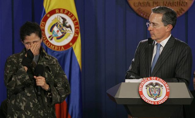 Dojat Ingrid Betancourtov pi tiskov konferenci s prezidentem lvaro Uribem.